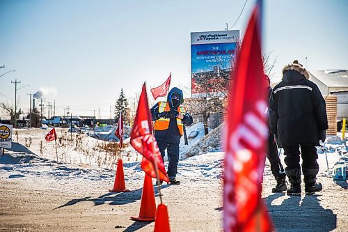 MIKAELA MACKENZIE / WINNIPEG FREE PRESS

Unifor picketers stop Co-op trucks from going into a Shell fuel terminal on Panet Road in Winnipeg on Thursday, Feb. 6, 2020. For Kevin Rollason story.
Winnipeg Free Press 2019.