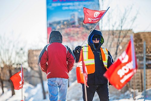 MIKAELA MACKENZIE / WINNIPEG FREE PRESS

Unifor picketers stop Co-op trucks from going into a Shell fuel terminal on Panet Road in Winnipeg on Thursday, Feb. 6, 2020. For Kevin Rollason story.
Winnipeg Free Press 2019.