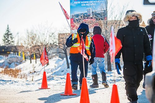 MIKAELA MACKENZIE / WINNIPEG FREE PRESS

Unifor picketers stop Co-op trucks from going into a Shell fuel terminal on Panet Road in Winnipeg on Thursday, Feb. 6, 2020. For Kevin Rollason story.
Winnipeg Free Press 2019.