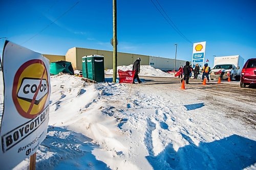 MIKAELA MACKENZIE / WINNIPEG FREE PRESS

Unifor picketers stop Co-op trucks from going into a Shell fuel terminal on Panet Road in Winnipeg on Thursday, Feb. 6, 2020. For Kevin Rollason story.
Winnipeg Free Press 2019.