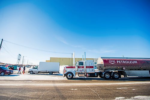 MIKAELA MACKENZIE / WINNIPEG FREE PRESS

Unifor picketers stop Co-op trucks from going into a Shell fuel terminal on Panet Road in Winnipeg on Thursday, Feb. 6, 2020. For Kevin Rollason story.
Winnipeg Free Press 2019.