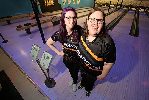 SHANNON VANRAES / WINNIPEG FREE PRESS
Special Olympics Team Manitoba five-pin bowling coach Mélissa Perron (left) and competitor Christine Hoffman at Billy Mosienko Lanes in Winnipeg on February 5, 2020.