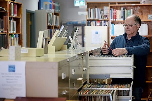 SHANNON VANRAES / WINNIPEG FREE PRESS
Gord McBean, past president of the Manitoba Genealogical Society, in the organization's Winnipeg office on February 5, 2020.