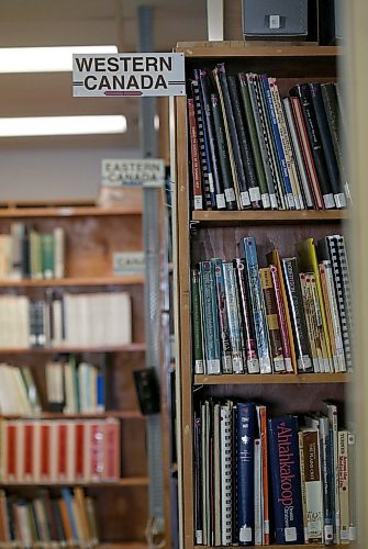 SHANNON VANRAES / WINNIPEG FREE PRESS
Reference books at the Manitoba Genealogical Society on February 5, 2020.