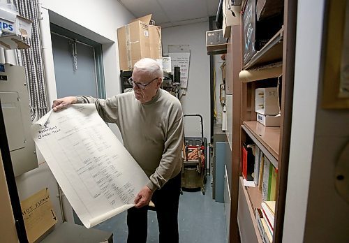 SHANNON VANRAES / WINNIPEG FREE PRESS
Jim Rutherford unrolls an extensive family tree at the Manitoba Genealogical Society on February 5, 2020. In addition to researching his own family history, he volunteers as a researcher with the organization.