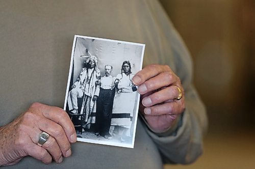 SHANNON VANRAES / WINNIPEG FREE PRESS
Jim Rutherford of the Manitoba Genealogical Society holds a photo of his great grandfather, Thomas Ireland, standing between two, unnamed Indigenous men on February 5, 2020.