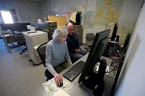 SHANNON VANRAES / WINNIPEG FREE PRESS
Sheila Woods is assisted by Gord McBean as she scrolls through digital versions of century old newspapers at the Manitoba Genealogical Society's Winnipeg office on February 5, 2020.