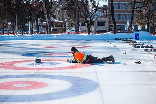 MIKAELA MACKENZIE / WINNIPEG FREE PRESS

Volunteer Mike Sokil throws some rocks for fun after setting up for the Ironman Outdoor Curling Bonspiel in Memorial Park in Winnipeg on Friday, Feb. 7, 2020. 
Winnipeg Free Press 2019.