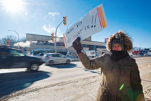 MIKE DEAL / WINNIPEG FREE PRESS
A couple of hundred protestors gathered in front of the RCMP headquarters in Winnipeg Friday over the noon hour to stand in solidarity against RCMP actions in Wet'Suwet'En Territory in British Columbia.
Bev Soloman waves a sign at passing traffic on Portage Avenue that says, "Standing With Wet'Suwet' En!!"
200207 - Friday, February 07, 2020.