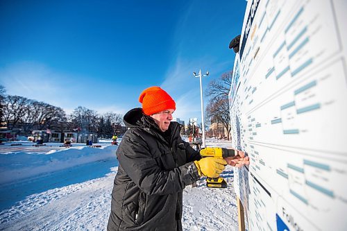 MIKAELA MACKENZIE / WINNIPEG FREE PRESS

Volunteer Doug Johnson puts up a sign with the brackets for the Ironman Outdoor Curling Bonspiel in Memorial Park in Winnipeg on Friday, Feb. 7, 2020. 
Winnipeg Free Press 2019.