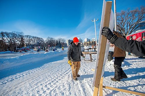 MIKAELA MACKENZIE / WINNIPEG FREE PRESS

Volunteer Doug Johnson, along with director Michael Thompson (back) and volunteer Tony Storuch, puts up a sign for the Ironman Outdoor Curling Bonspiel in Memorial Park in Winnipeg on Friday, Feb. 7, 2020. 
Winnipeg Free Press 2019.