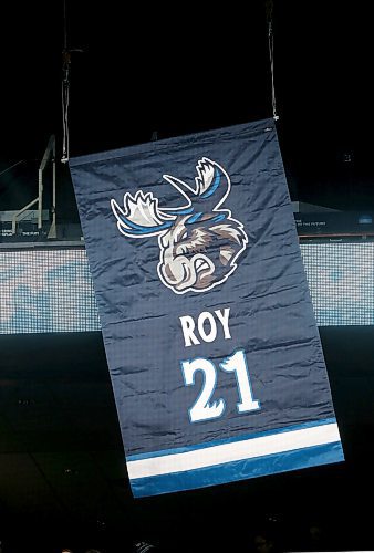 SHANNON VANRAES / WINNIPEG FREE PRESS
Jimmy Roy speaks to fans after the Manitoba Moose Hockey Club officially retired his number, 21, during a ceremony at Bell MTS Place on February 7, 2020.