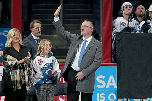 SHANNON VANRAES / WINNIPEG FREE PRESS
Jimmy Roy waves to fans after the Manitoba Moose Hockey Club officially retired his number, 21, during a ceremony at Bell MTS Place on February 7, 2020.