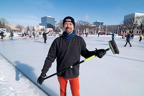 Mike Sudoma / Winnipeg Free Press
Director of Ironman Outdoor Curling Bonspiels, Micheal Thompson, was out on the ice early Sunday morning as the first few matches of the Ironman Curling Bonspiel at 9am.
February 9, 2020
