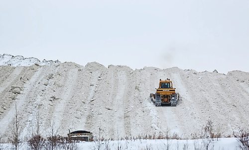 MIKE DEAL / WINNIPEG FREE PRESS
A truck pushes snow up the huge hill of the snow disposal site off of Route 90 in Winnipegs south end. 
200210 - Monday, February 10, 2020