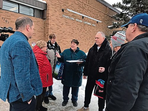 Canstar Community News City councillor Shawn Nason (left) speaks with Transcona residents who are concerned about the possible closure of the Transcona Kinsmen Centennial Pool. (SHELDON BIRNIE/CANSTAR/THE HERALD)