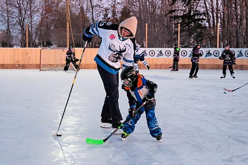 Daniel Crump / Winnipeg Free Press. Manitoba Moose winger, Kristian Vesalainen, skates with kids on the Glawson familys backyard rink. February 10, 2020.