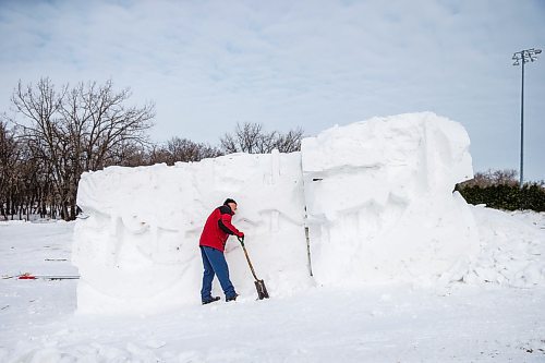 MIKAELA MACKENZIE / WINNIPEG FREE PRESS

Snow sculptor Gary Tessier works on the designs around the snow slides in preparation for Festival du Voyageur in Winnipeg on Tuesday, Feb. 11, 2020. Standup.
Winnipeg Free Press 2019.