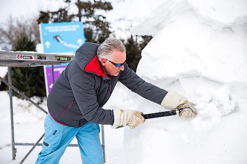 MIKAELA MACKENZIE / WINNIPEG FREE PRESS

Jacques Boulet sculpts an owl out of snow in preparation for Festival du Voyageur in Winnipeg on Tuesday, Feb. 11, 2020. Standup.
Winnipeg Free Press 2019.