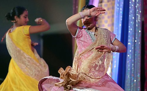 JASON HALSTEAD / WINNIPEG FREE PRESS

Kathak dancers from the India School of Dance perform at the Lohri Mela celebration at the RBC Convention Centre Winnipeg on Jan. 11, 2020. (See Social Page)