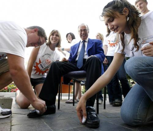 MIKE.DEAL@FREEPRESS.MB.CA 090917 September 17, 2009 (Winnipeg) -  Mayor Sam Katz gets his shoes shined in support of Cystic Fibrosis research by the University of Manitoba Shinerama Committee. WINNIPEG FREE PRESS