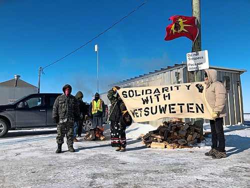 Danielle DaSilva / Winnipeg Free Press
Demonstrators block a portion of the Canadian National rail line just north of Wilkes in Diamond, MB, Wednesday morning. The blockade, about 25 kilometres from Winnipeg, is in solidarity with ongoing efforts to block a pipeline on traditional Wetsuweten territory in British Columbia. 
200212 - Wednesday, February 12, 2020.