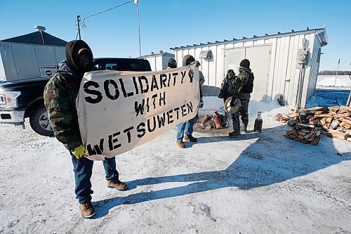 JOHN WOODS / WINNIPEG FREE PRESS
Six people lit a fire and beat drums beside the buildings next to the rail lines outside Winnipeg and just south of Headingley on Wilkes Ave Wednesday, February 12, 2020. Their sign says they are there in support of demonstrations in Wetsuweten, BC. CN stopped its eastbound train.

Reporter: ?