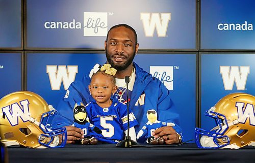 RUTH BONNEVILLE  /  WINNIPEG FREE PRESS 


SPORTS -  Blue Willie Jefferson

Blue Bombers #5, Willie Jefferson, answers questions from the media about signing on with the Bombers for another 2 years at IG Field Thursday.   His daughter, 22-month-old Kelley, poses for a photo with her dad at the end of presser.  


Feb 13th,, 2020
