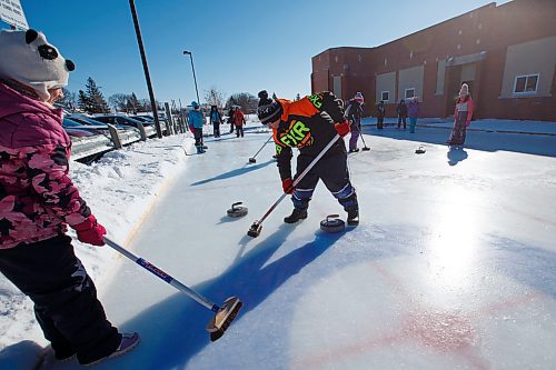MIKE DEAL / WINNIPEG FREE PRESS
Seanna (left) and Doug (right) sweep during gym class on the homemade curling rink behind Prince Edward School in River-East Transcona.
200213 - Thursday, February 13, 2020.