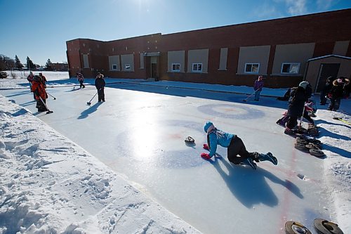 MIKE DEAL / WINNIPEG FREE PRESS
Grade 3-4 school kids during gym class on the homemade curling rink behind Prince Edward School in River-East Transcona.
200213 - Thursday, February 13, 2020.