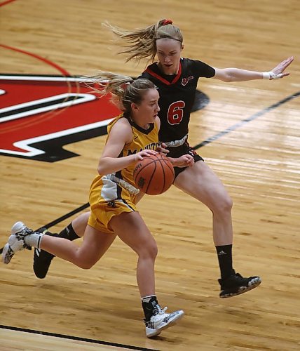 SHANNON VANRAES / WINNIPEG FREE PRESS
Lauren Bartlett of the University of Winnipeg Wesmen is shadowed by Lena Wenke of the University of Manitoba Bisons during a Canada West Play-In Game at the Duckworth Centre on February 14, 2020.
