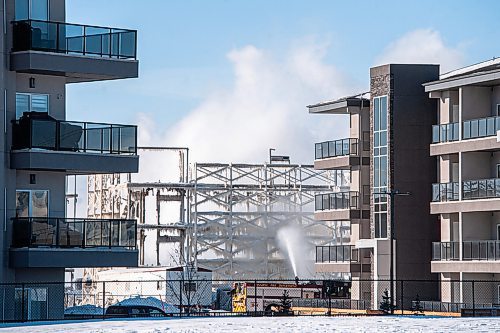 Mike Sudoma / Winnipeg Free Press
The Winnipeg Fire Department work at putting out a structure fire at a condo complex off of Phillip Lee Drive early Sunday morning
February 16, 2020