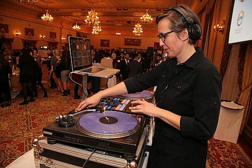 JASON HALSTEAD / WINNIPEG FREE PRESS

Sarah Michaelson, a.k.a. Mama Cutsworth, plays music at the Future Leaders of Manitoba's 12th annual awards ceremony on Jan. 30, 2020, at the Fort Garry Hotel. (See Social Page)