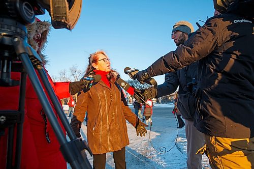 MIKE DEAL / WINNIPEG FREE PRESS
MGEU President Michelle Gawronsky speaks to the media as members conduct an information picket early Wednesday morning at the street entrances to the grounds of the Manitoba Legislative building. The picket is being done in an effort to get the government to keep the Dauphin jail open until a new Correctional Centre and Healing Centre is built.
200219 - Wednesday, February 19, 2020.