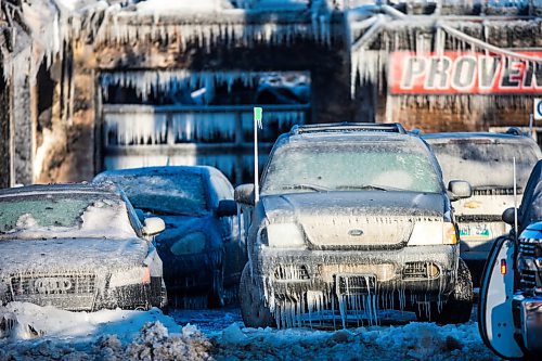 MIKAELA MACKENZIE / WINNIPEG FREE PRESS

Crews clean up after a fire at an auto shop at 169 Provencher in Winnipeg on Friday, Feb. 21, 2020. Standup.
Winnipeg Free Press 2019.