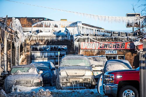 MIKAELA MACKENZIE / WINNIPEG FREE PRESS

Crews clean up after a fire at an auto shop at 169 Provencher in Winnipeg on Friday, Feb. 21, 2020. Standup.
Winnipeg Free Press 2019.