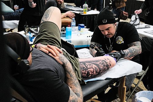 Daniel Crump / Winnipeg Free Press.¤Tattoo artist Zach Roberts does a tattoo at the Winnipeg Tattoo Show at the RBC Convention Centre on Saturday. February 22, 2020.