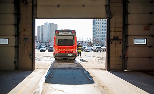 MIKE DEAL / WINNIPEG FREE PRESS
WFPS officers with sq102 leaves station one for a callout Friday afternoon.
200221 - Friday, February 21, 2020.