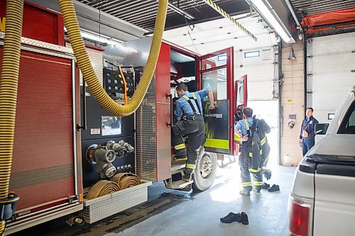 MIKE DEAL / WINNIPEG FREE PRESS
WFPS firemen jump onto engine 101 for a callout Friday afternoon.
200221 - Friday, February 21, 2020.