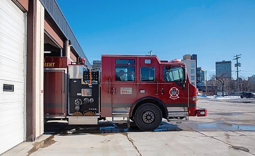 MIKE DEAL / WINNIPEG FREE PRESS
WFPS engine 101 leaves station one for a callout Friday afternoon.
200221 - Friday, February 21, 2020.