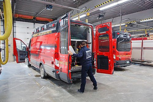 MIKE DEAL / WINNIPEG FREE PRESS
WFPS officers with sq102 leaves station one for a callout Friday afternoon.
200221 - Friday, February 21, 2020.