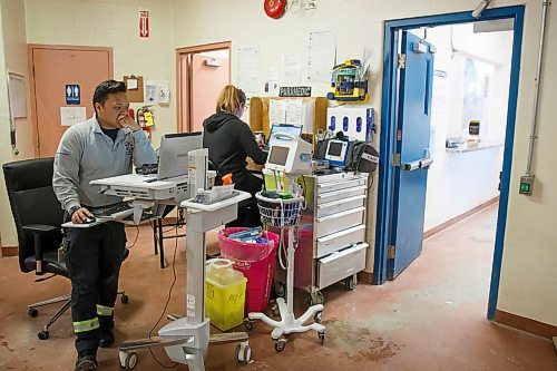 MIKE DEAL / WINNIPEG FREE PRESS
WFPS community paramedics, Benison Ramos and Christy Beazley during their shift at the Main Street Project Friday afternoon.
200221 - Friday, February 21, 2020.