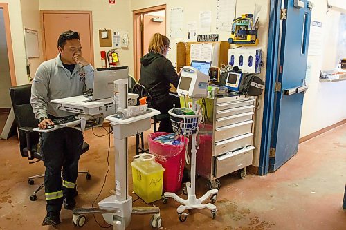 MIKE DEAL / WINNIPEG FREE PRESS
WFPS community paramedics, Benison Ramos and Christy Beazley during their shift at the Main Street Project Friday afternoon.
200221 - Friday, February 21, 2020.