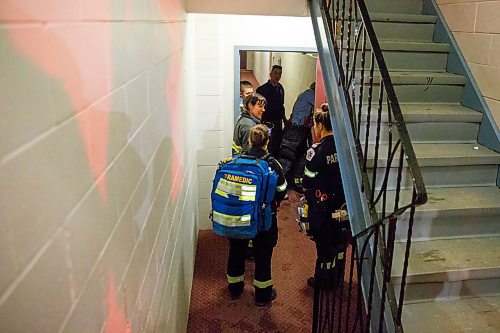 MIKE DEAL / WINNIPEG FREE PRESS
WFPS paramedics stand by as firefighters try to get into an apartment that has been barricaded by someone overdosing on drugs Friday evening.
200221 - Friday, February 21, 2020.