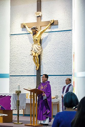 MIKE DEAL / WINNIPEG FREE PRESS
Rev. Enrique Samson speaks to parishioners during 11 a.m. mass on Ash Wednesday at St. Peter's Roman Catholic Church, 748 Keewatin Street.
200226 - Wednesday, February 26, 2020.