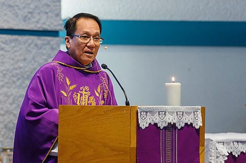 MIKE DEAL / WINNIPEG FREE PRESS
Rev. Enrique Samson speaks to parishioners during 11 a.m. mass on Ash Wednesday at St. Peter's Roman Catholic Church, 748 Keewatin Street.
200226 - Wednesday, February 26, 2020.