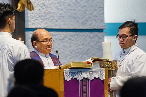 MIKE DEAL / WINNIPEG FREE PRESS
Father Mar Batucan speaks to parishioners during 11 a.m. mass on Ash Wednesday at St. Peter's Roman Catholic Church, 748 Keewatin Street.
200226 - Wednesday, February 26, 2020.