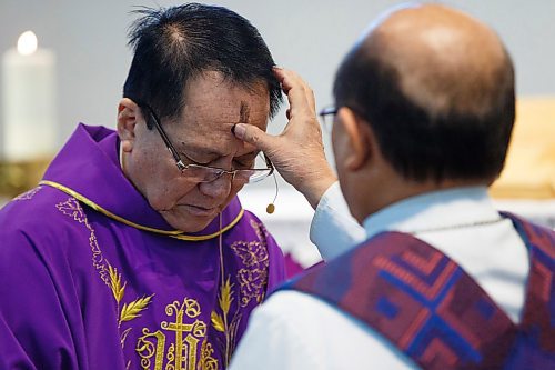 MIKE DEAL / WINNIPEG FREE PRESS
Rev. Enrique Samson has the mark of the sign of the cross put on his forehead by Father Mar Batucan during 11 a.m. mass on Ash Wednesday at St. Peter's Roman Catholic Church, 748 Keewatin Street.
200226 - Wednesday, February 26, 2020.