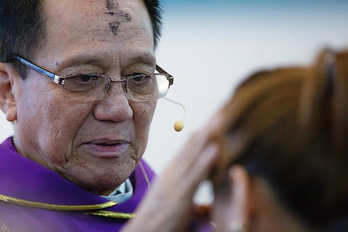 MIKE DEAL / WINNIPEG FREE PRESS
Rev. Enrique Samson puts the sign of the cross on a parishioner's forehead during 11 a.m. mass on Ash Wednesday at St. Peter's Roman Catholic Church, 748 Keewatin Street.
200226 - Wednesday, February 26, 2020.