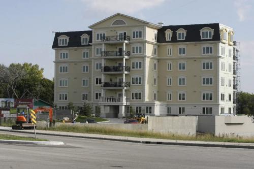 MIKE.DEAL@FREEPRESS.MB.CA 090917 September 17, 2009 (Winnipeg) -  The Renaissance a six-storey condominum complex at 3420 Pembina Highway in St. Norbert. WINNIPEG FREE PRESS